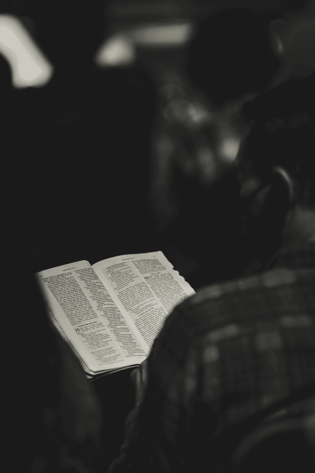 Mann liest seine Bibel